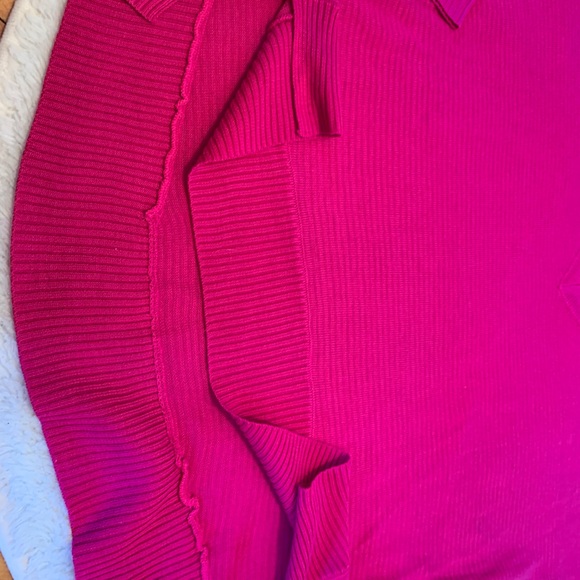 John & Jenn Lightweight V Neck Long Sleeve - Picture 9 of 9